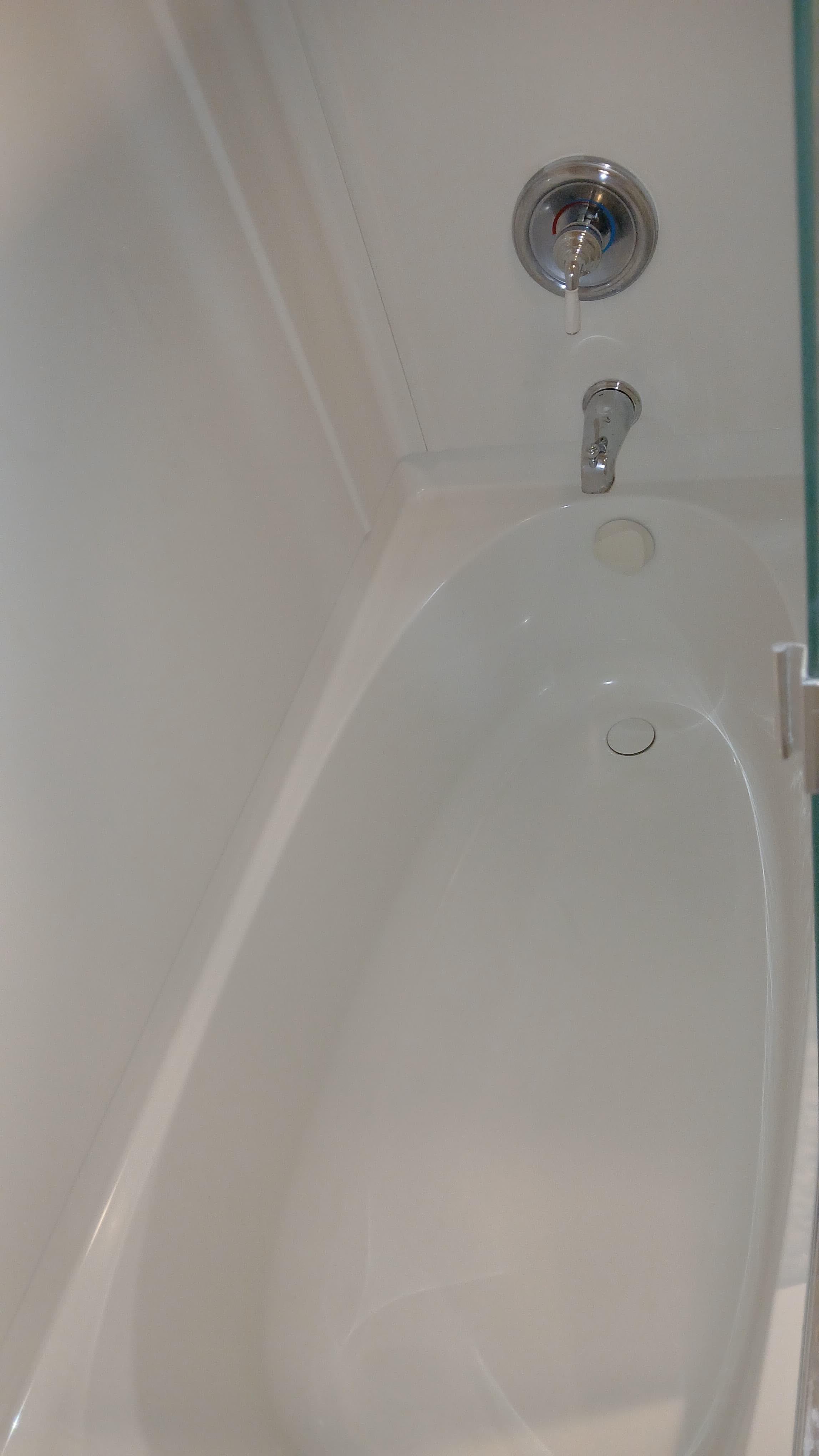 A bathtub cleaned back to white on a Mendoza job in Columbus, Ohio