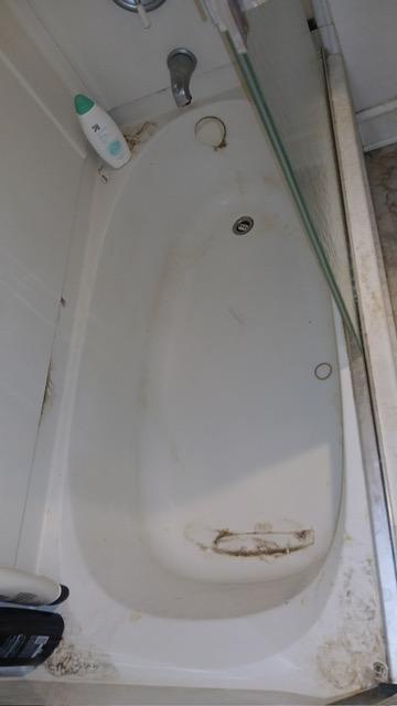 Bathtub, rust and soap scum — before cleaning